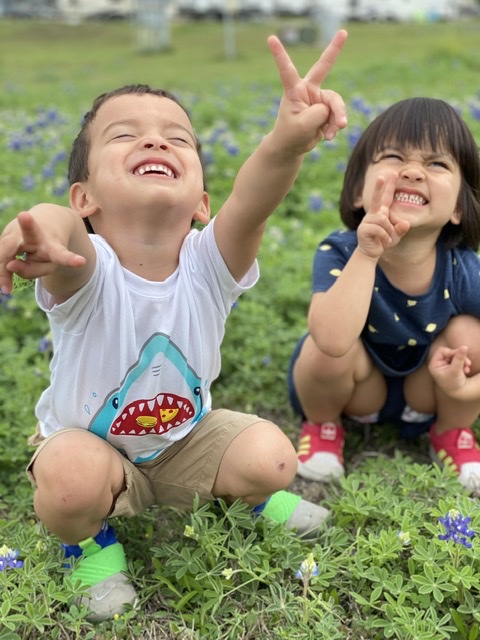 rv-fun-in-the-bluebonnet-field